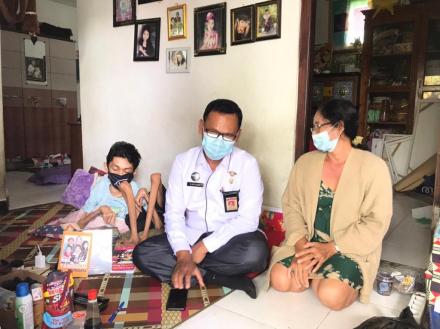 Kadis Sosial Kabupaten Buleleng I Putu Kariaman Putra, S.Sos, MM Kunjungi Warga Disabilitas